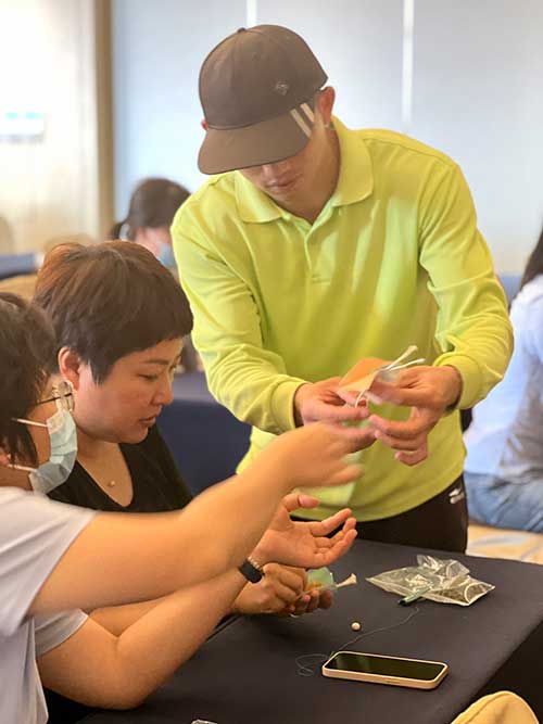 【巧手做香包 健康迎端午】創力集團開展香包制作活動(圖2)